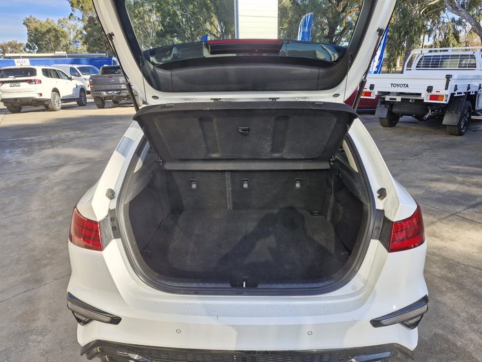 2022 KIA CERATO 2022 KIA CERATO S SAFETY PACK 6 SP AUTOMATIC 5D HATCHBACK 4CYL  White