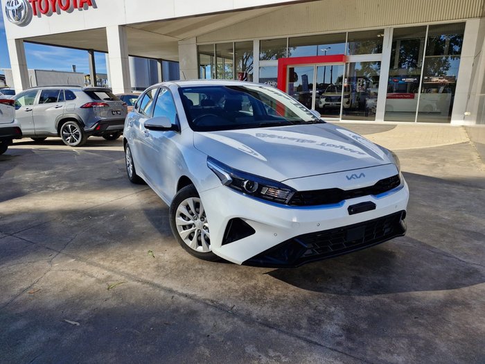 2022 KIA CERATO 2022 KIA CERATO S SAFETY PACK 6 SP AUTOMATIC 5D HATCHBACK 4CYL  White