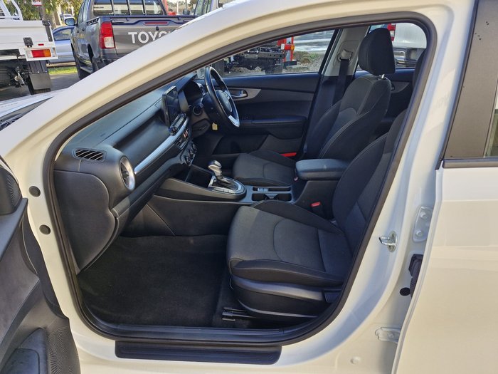 2022 KIA CERATO 2022 KIA CERATO S SAFETY PACK 6 SP AUTOMATIC 5D HATCHBACK 4CYL  White