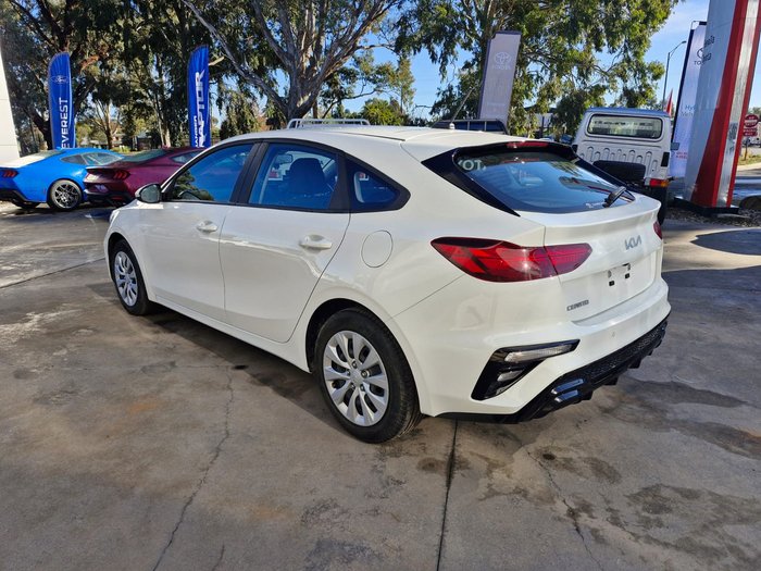 2022 KIA CERATO 2022 KIA CERATO S SAFETY PACK 6 SP AUTOMATIC 5D HATCHBACK 4CYL  White
