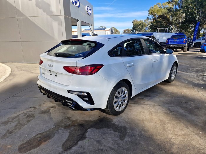 2022 KIA CERATO 2022 KIA CERATO S SAFETY PACK 6 SP AUTOMATIC 5D HATCHBACK 4CYL  White