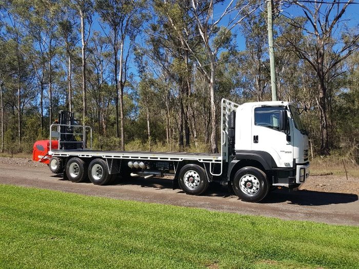 2019 Isuzu Fyj ,Auto , 8X4, 8Mtr Tray And New Loadmac Forklift