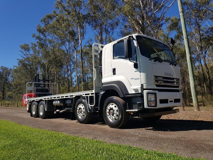 2019 Isuzu Fyj ,Auto , 8X4, 8Mtr Tray And New Loadmac Forklift fyj