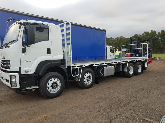 2019 Isuzu Fyj ,Auto , 8X4, 8Mtr Tray And New Loadmac Forklift fyj
