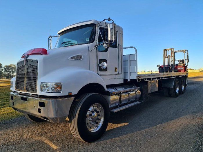 2004 Kenworth T350 With  Moffett M5