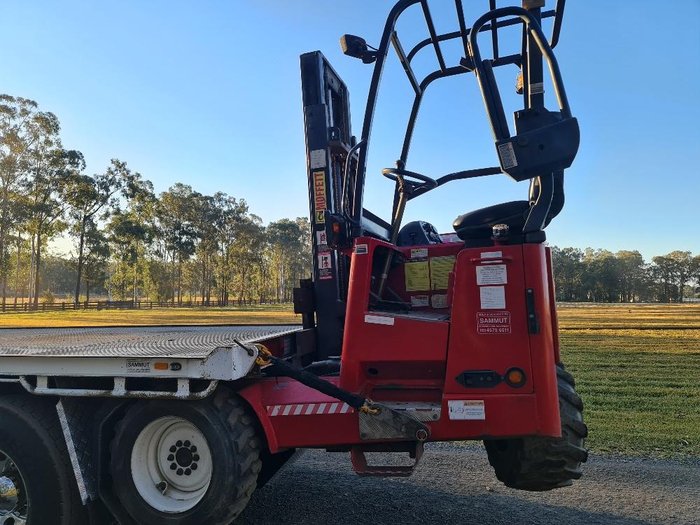 2004 Kenworth T350 With  Moffett M5