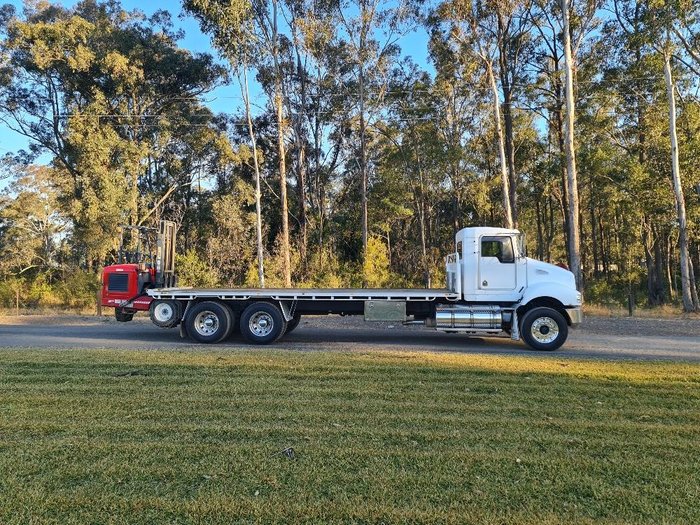 2004 Kenworth T350 With Moffett M5