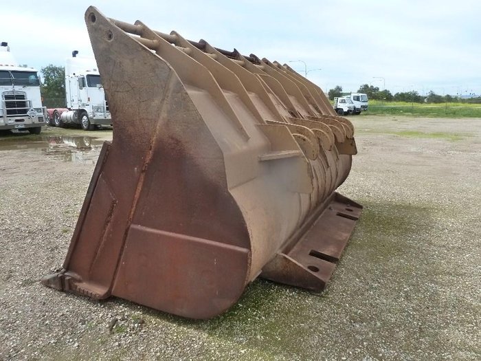 0 Assorted New and Used Buckets, Grabs, Quick Hitches, Demolition Attachments, Log Grab, Etc.