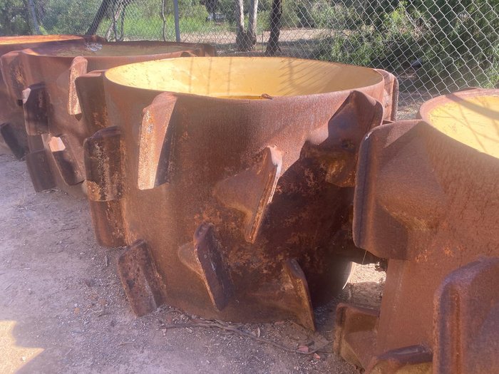 0 Caterpillar 826C, G Or H Or 825C, G Or H Garbage Chopper Feet Yellow