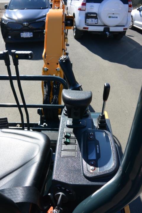 0 Hyundai R17z-9A Yellow