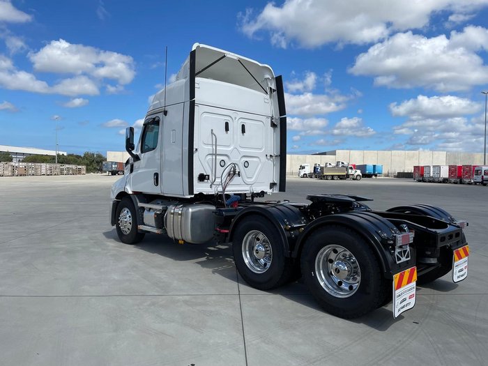 2025 Freightliner Cascadia 116 Tipper White