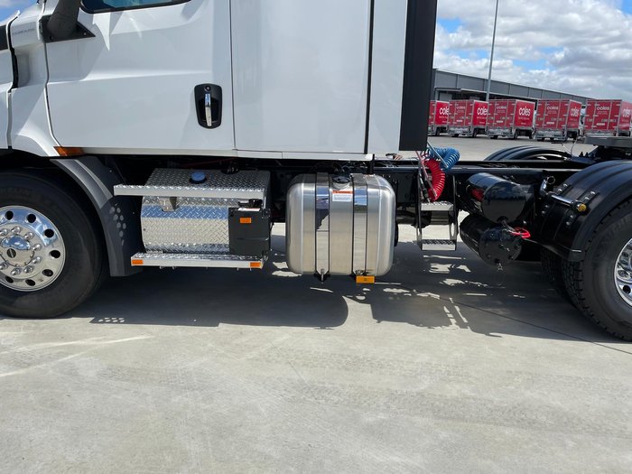 2025 Freightliner Cascadia 116 Tipper White