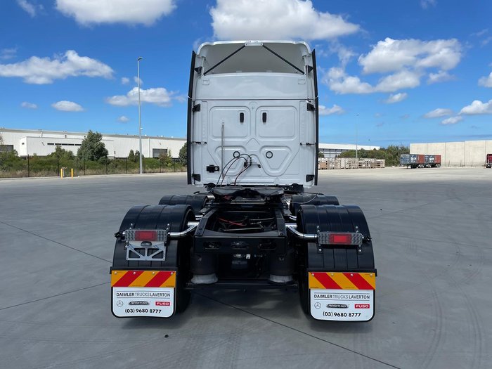 2025 Freightliner Cascadia 116 Tipper White