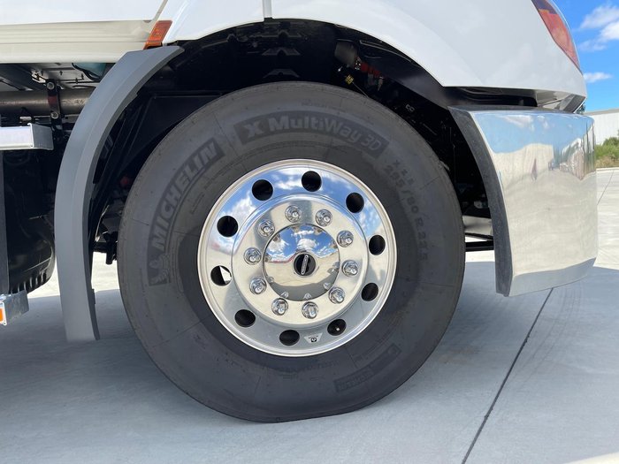 2025 Freightliner Cascadia 116 Tipper White