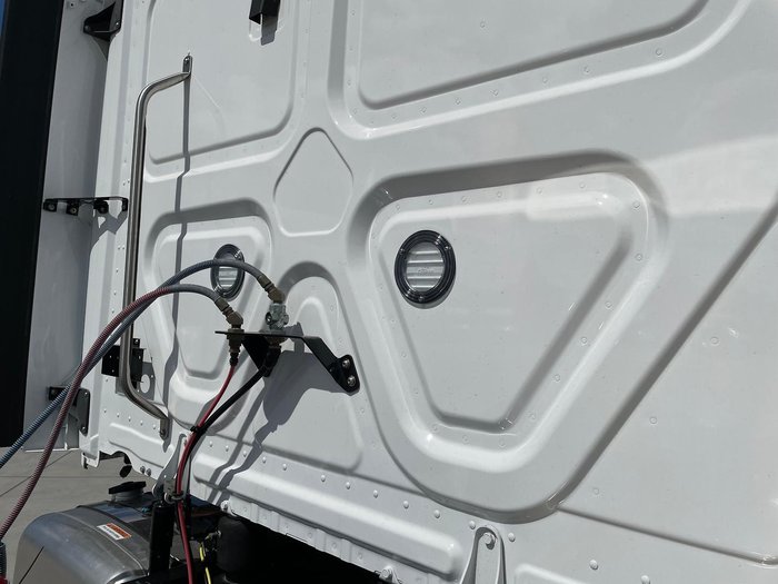 2025 Freightliner Cascadia 116 Tipper White