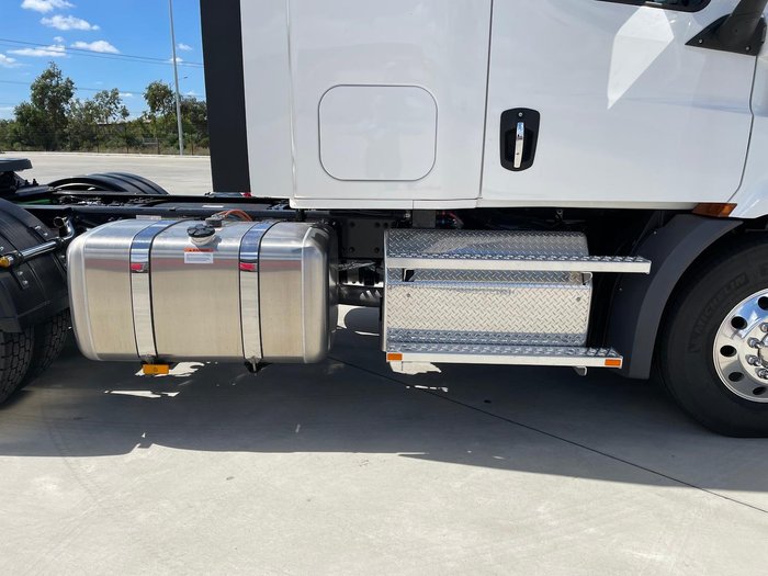 2025 Freightliner Cascadia 116 Tipper White