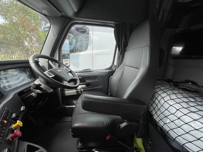 2025 Freightliner Cascadia 116 Tipper White