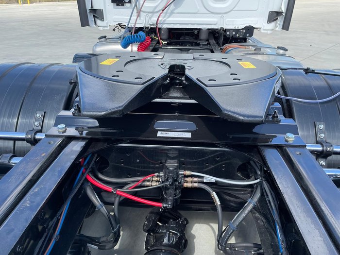 2025 Freightliner Cascadia 116 Tipper White