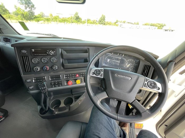 2025 Freightliner Cascadia 116 Tipper White