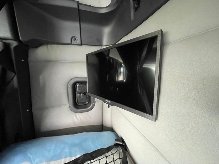 2025 Freightliner Cascadia 116 Tipper White