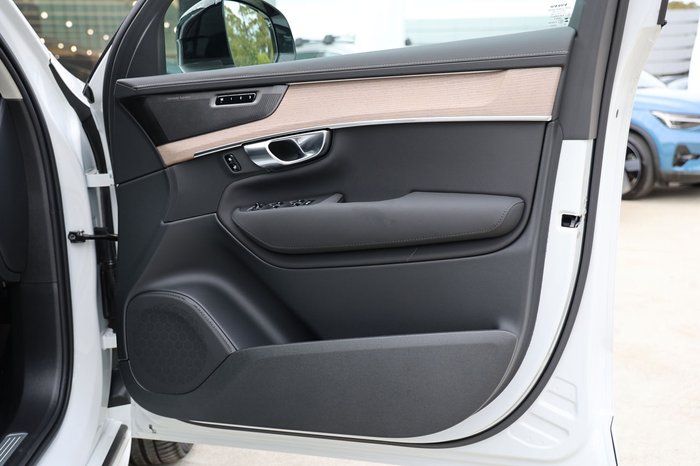 2026 Volvo XC90 Plus T8 Plug-In Hybrid Dark