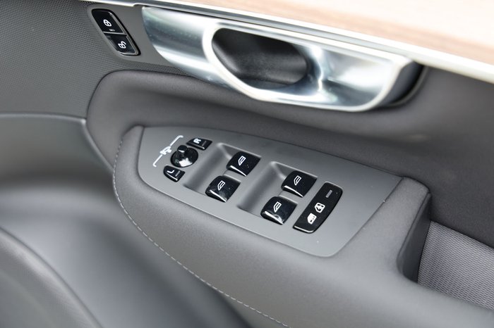 2026 Volvo XC90 Plus T8 Plug-In Hybrid Dark