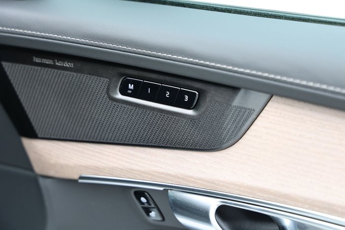 2026 Volvo XC90 Plus T8 Plug-In Hybrid Dark