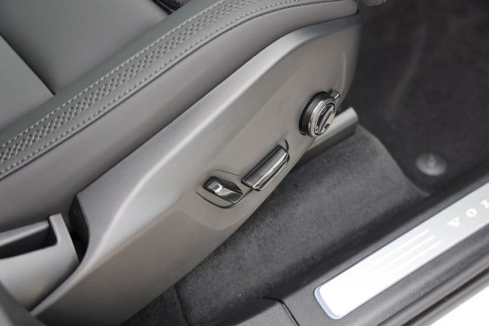 2026 Volvo XC90 Plus T8 Plug-In Hybrid Dark