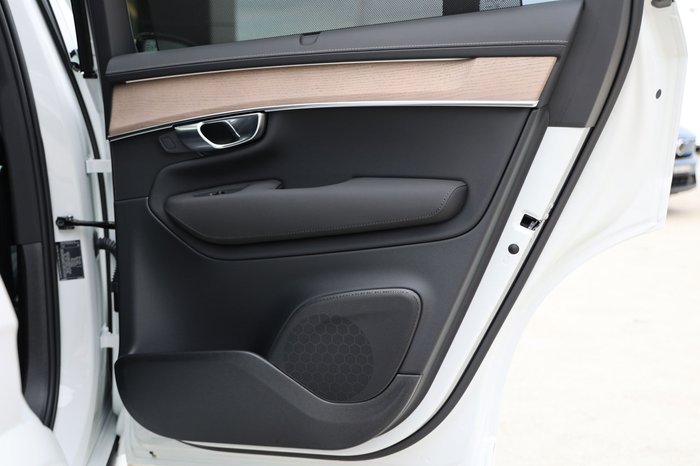 2026 Volvo XC90 Plus T8 Plug-In Hybrid Dark