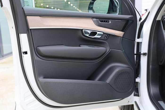 2026 Volvo XC90 Plus T8 Plug-In Hybrid Dark
