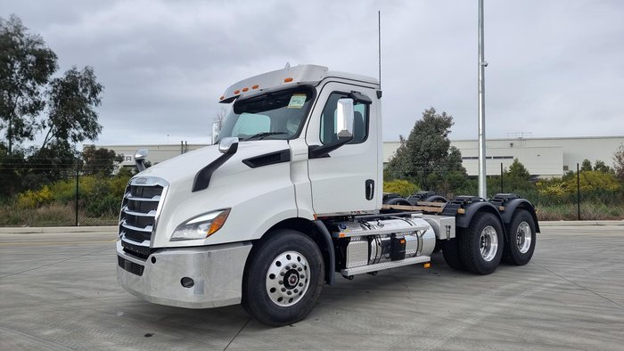 2024 Freightliner Cascadia 116 Tipper White