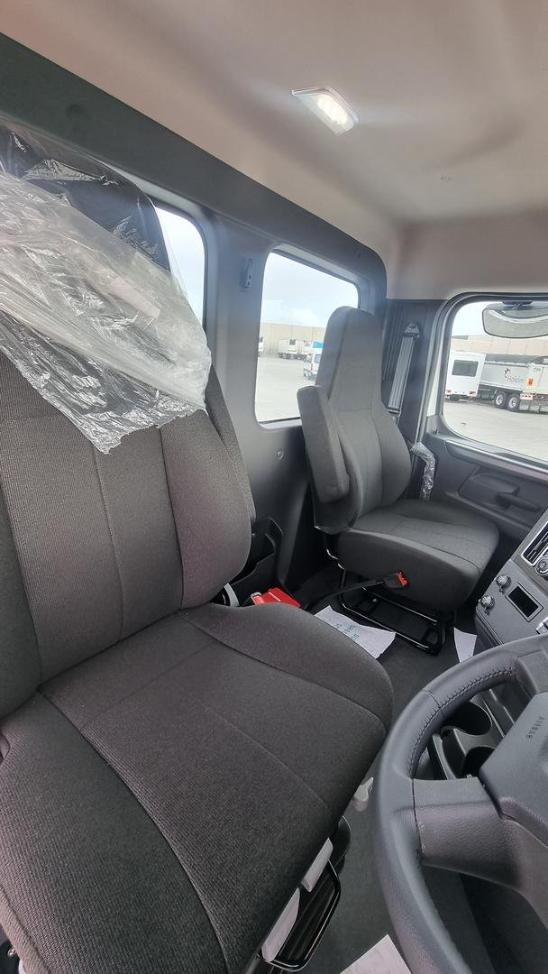 2024 Freightliner Cascadia 116 Tipper White