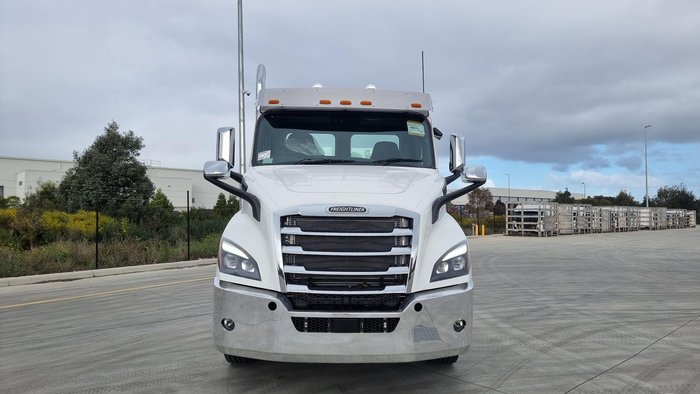 2024 Freightliner Cascadia 116 Tipper White