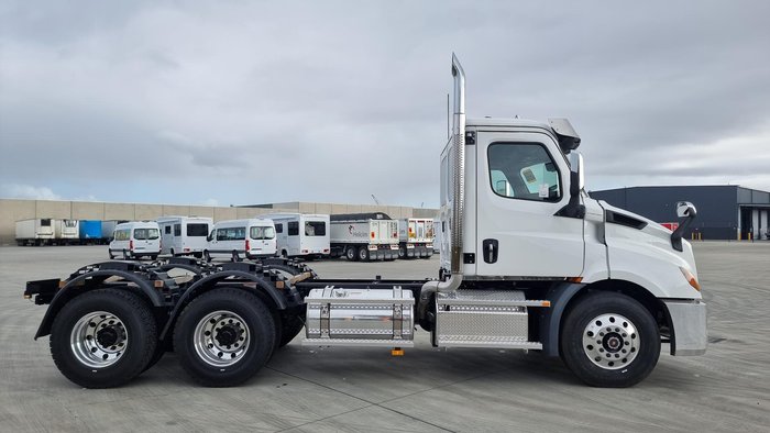 2024 Freightliner Cascadia 116 Tipper White