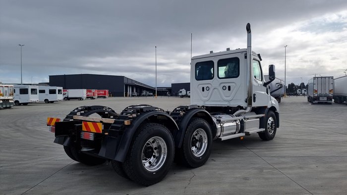 2024 Freightliner Cascadia 116 Tipper White