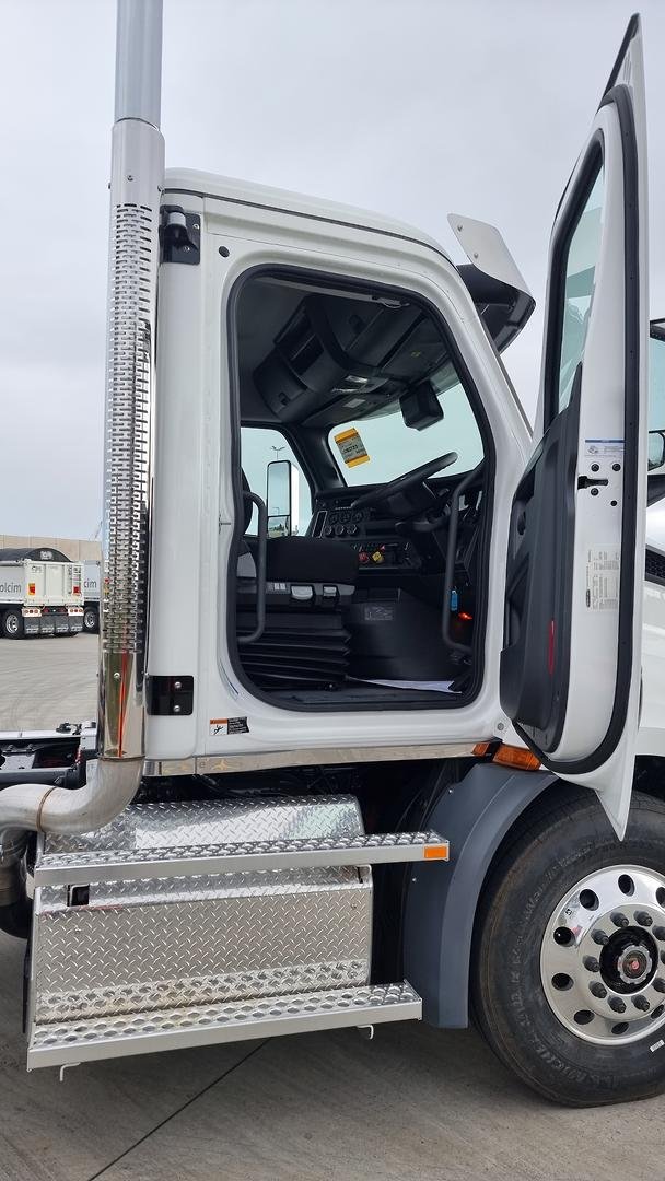 2024 Freightliner Cascadia 116 Tipper White
