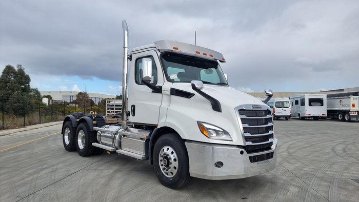 2024 Freightliner Cascadia 116 Tipper White