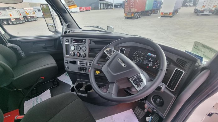 2024 Freightliner Cascadia 116 Tipper White
