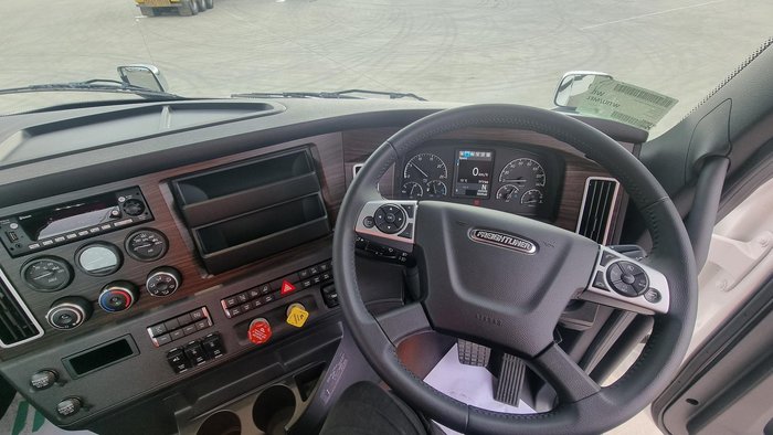 2024 Freightliner Cascadia 116 Tipper White