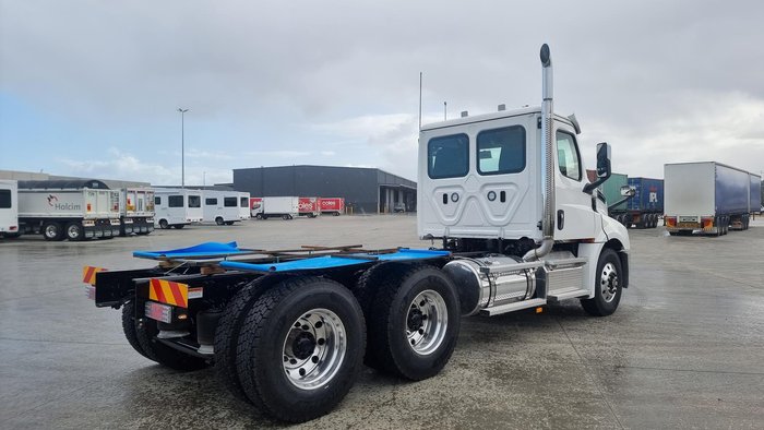 2024 Freightliner Cascadia 126 Tipper White