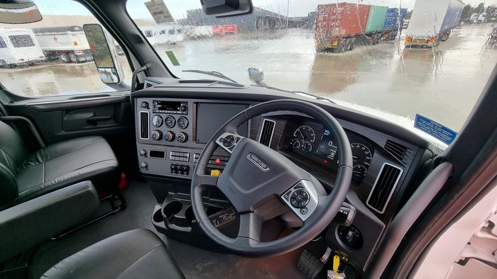 2024 Freightliner Cascadia 126 Tipper White