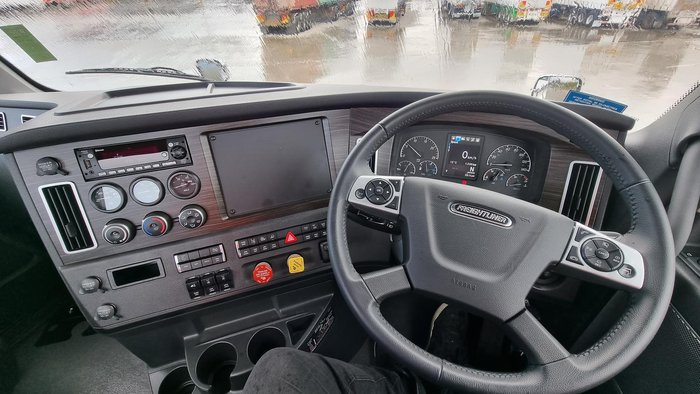 2024 Freightliner Cascadia 126 Tipper White