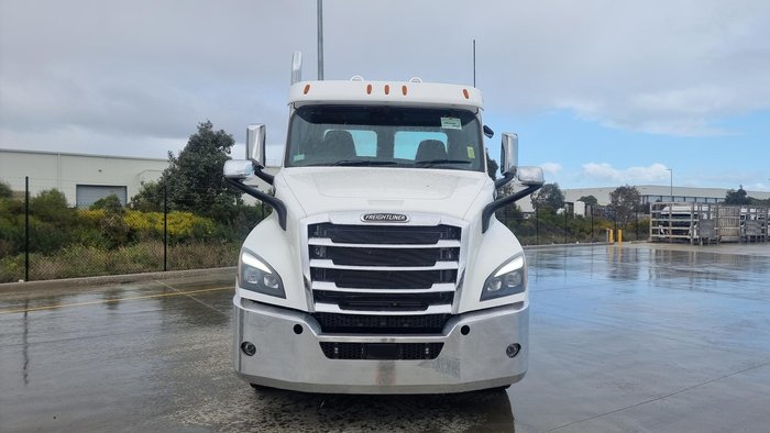 2024 Freightliner Cascadia 126 Tipper White