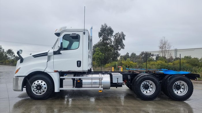 2024 Freightliner Cascadia 126 Tipper White