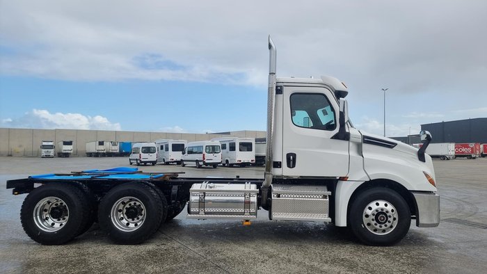 2024 Freightliner Cascadia 126 Tipper White