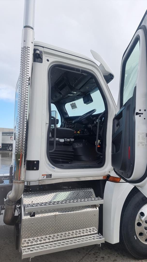 2024 Freightliner Cascadia 126 Tipper White