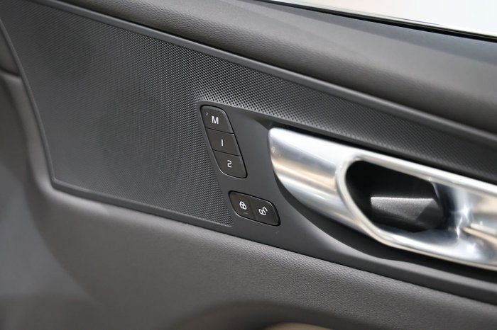 2025 Volvo XC60 Plus B5 Bright