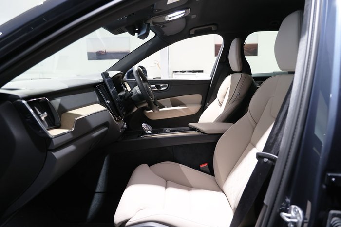 2025 Volvo XC60 Plus B5 Bright