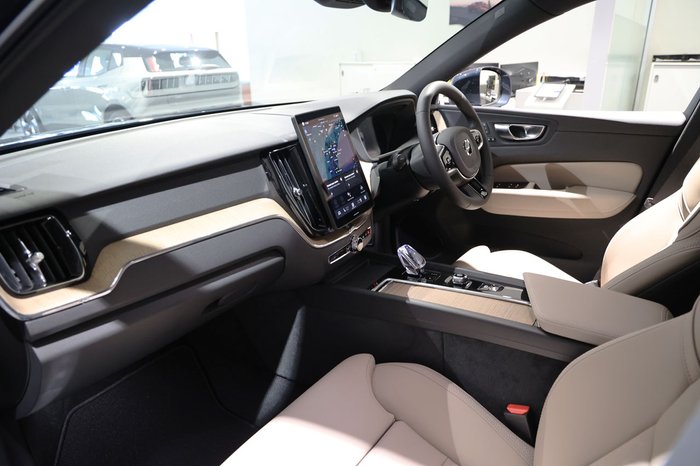 2025 Volvo XC60 Plus B5 Bright