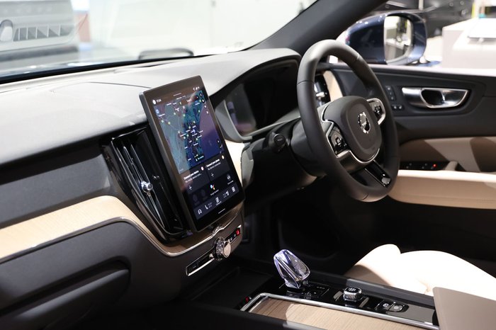 2025 Volvo XC60 Plus B5 Bright